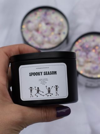 🕯️ SPOOKY SEASON je tady! 🎃 Voní jako bonpari, kyselé lízátko, borůvky a maliny – prostě sladko-kyselá nostalgie, co tě...