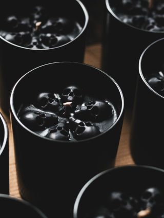 🖤 Custom BLACK 🖤 Na přání vznikla tahle série černých svíček – temné, ale elegantní. Každá z nich je ručně odlitá,...