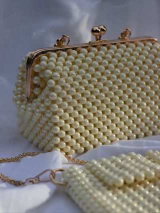 Trochu nostalgie, trochu luxusu. Korálky, co připomínají perly po babičce, ale s novým příběhem 👛 . . . #kbella...